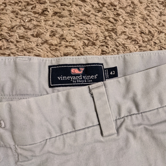 Vineyard Vines shorts 42 - Picture 2 of 2